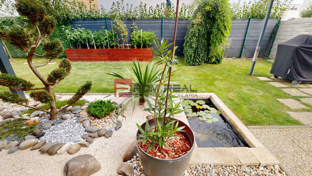 REZERVOVANÉ - Predaj dizajnového 3-izb.bytu s upravenou záhradou a 2 parkovacími miestami vo Hviezdoslavove