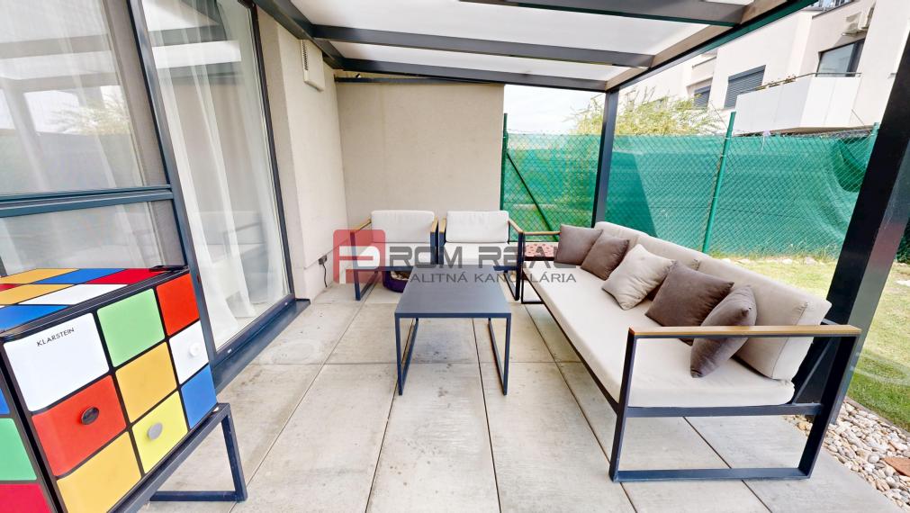 REZERVOVANÉ - Predaj dizajnového 3-izb.bytu s upravenou záhradou a 2 parkovacími miestami vo Hviezdoslavove