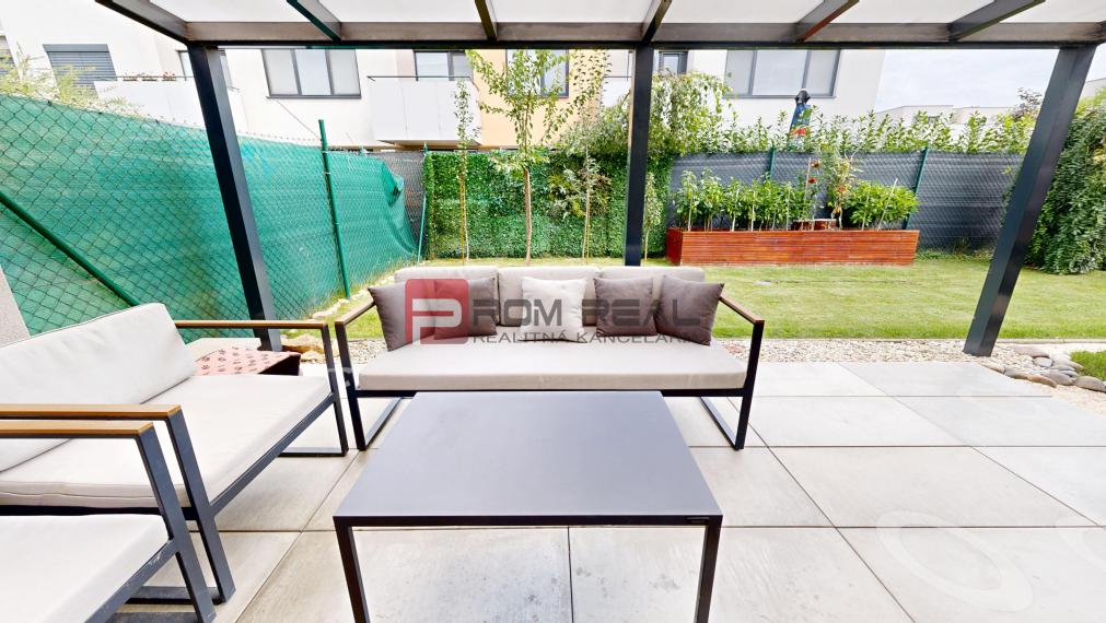 REZERVOVANÉ - Predaj dizajnového 3-izb.bytu s upravenou záhradou a 2 parkovacími miestami vo Hviezdoslavove