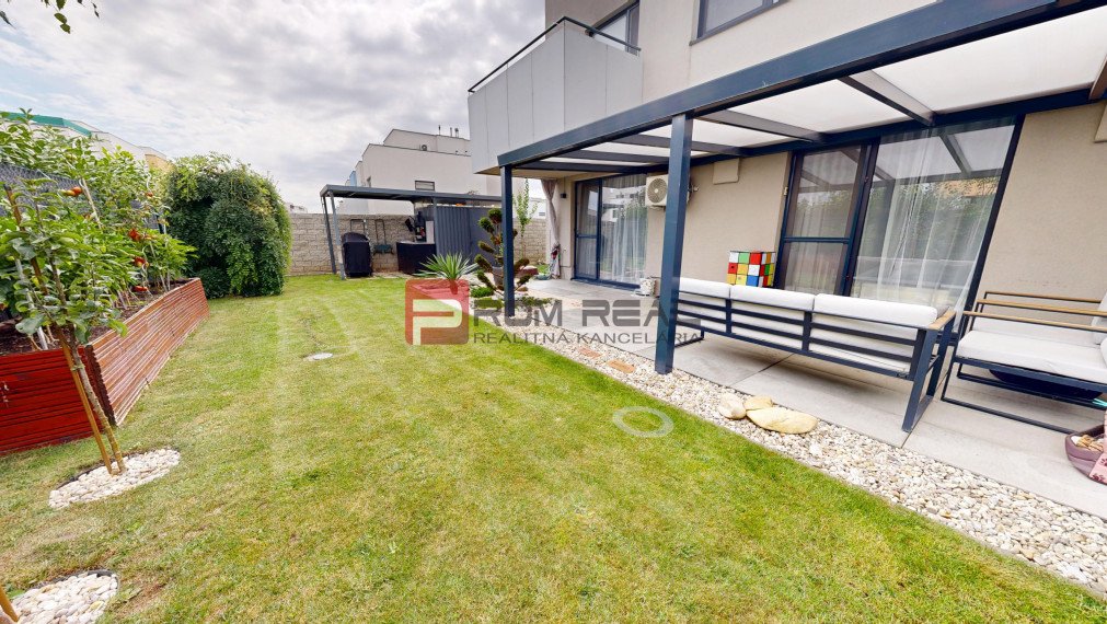 REZERVOVANÉ - Predaj dizajnového 3-izb.bytu s upravenou záhradou a 2 parkovacími miestami vo Hviezdoslavove