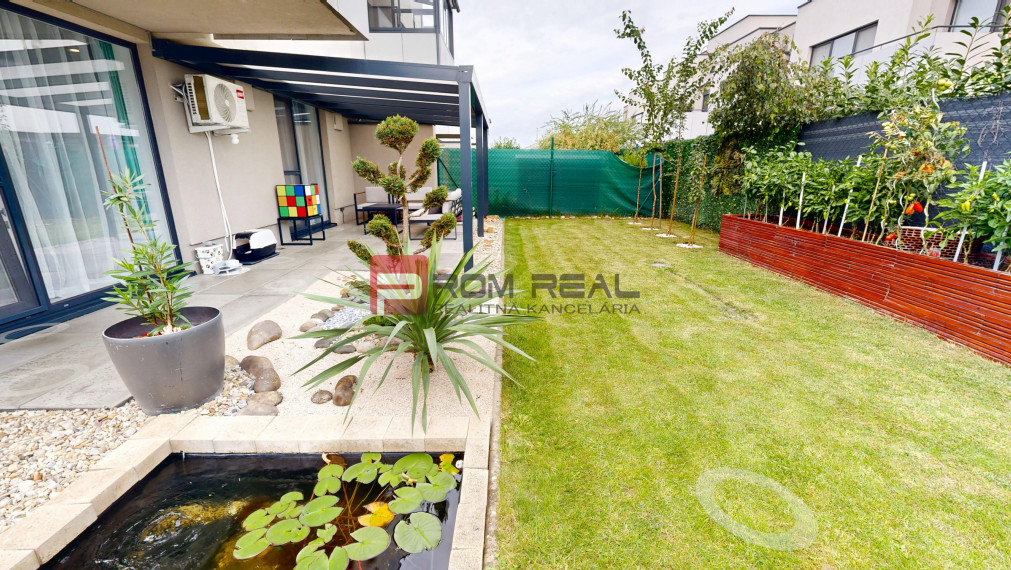 REZERVOVANÉ - Predaj dizajnového 3-izb.bytu s upravenou záhradou a 2 parkovacími miestami vo Hviezdoslavove