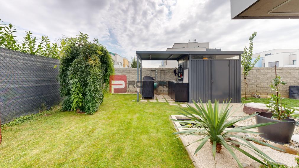 REZERVOVANÉ - Predaj dizajnového 3-izb.bytu s upravenou záhradou a 2 parkovacími miestami vo Hviezdoslavove