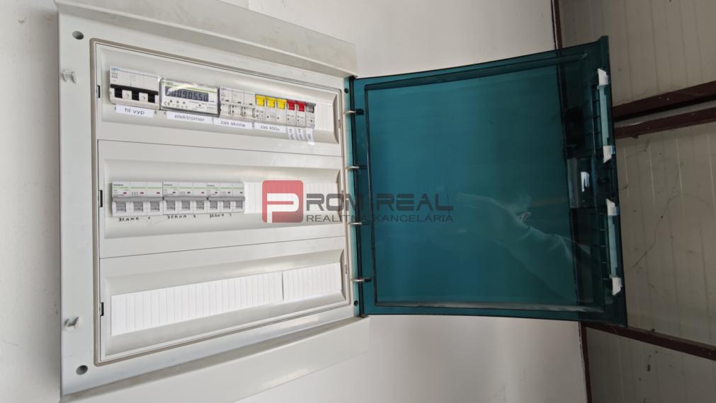 PRENÁJOM ZATEPLENEJ SKLADOVEJ HALY 548 m2, Modra