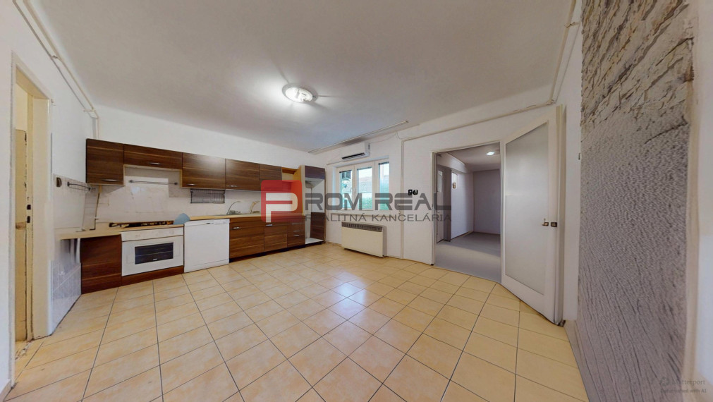 Predaj zaujímavého RD, Veľký Grob, neďaleko Slnečných jazier