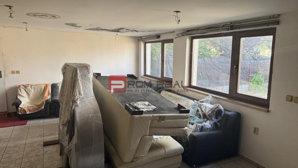 PRENÁJOM Priestranný sklad BÁHOŇ 1800 m2 + Zázemie 200 m2