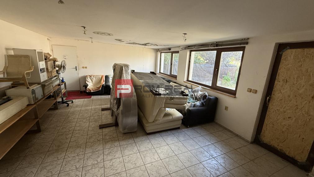 PRENÁJOM Priestranný sklad BÁHOŇ 1800 m2 + Zázemie 200 m2