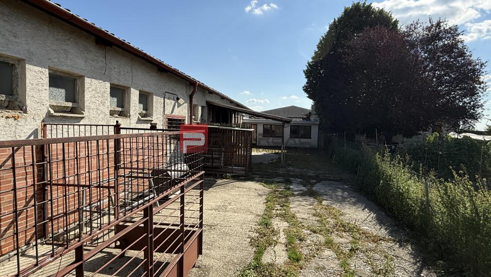 PRENÁJOM Priestranný sklad BÁHOŇ 1800 m2 + Zázemie 200 m2