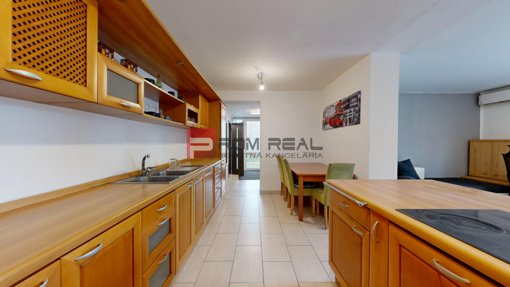 Rodinný dom s dvomi bytovými jednotkami v Ivanke pri Dunaji