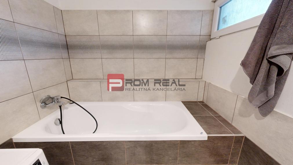 Rodinný dom s dvomi bytovými jednotkami v Ivanke pri Dunaji