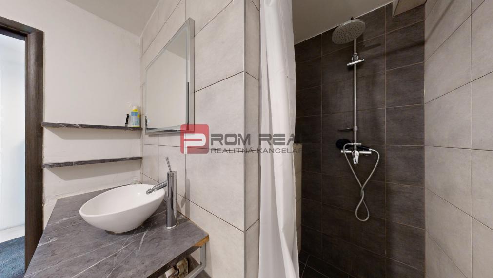 Rodinný dom s dvomi bytovými jednotkami v Ivanke pri Dunaji