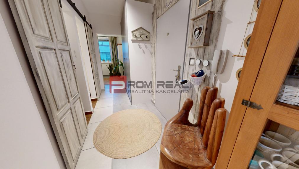 Exkluzívne na predaj krásny 3-izb.byt s dizajnovou záhradou a 2 parkovacími miestami vo Hviezdoslavove