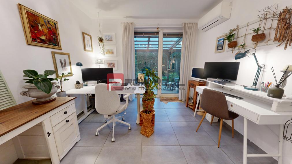 Exkluzívne na predaj krásny 3-izb.byt s dizajnovou záhradou a 2 parkovacími miestami vo Hviezdoslavove