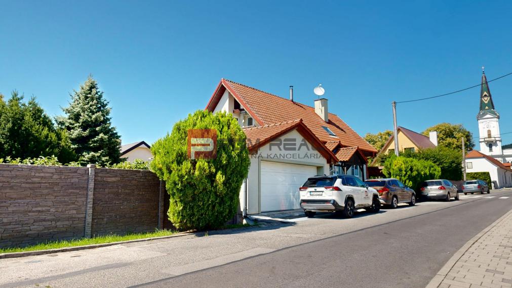 Na PREDAJ 5 izbový rodinný dom s bazénom Pezinok - Limbach