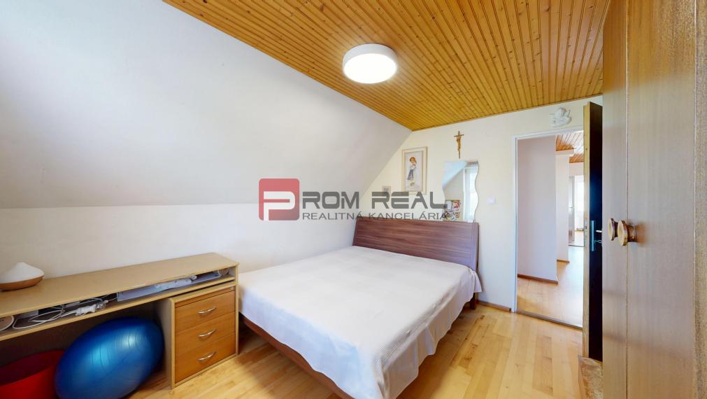 Na PREDAJ 5 izbový rodinný dom s bazénom Pezinok - Limbach