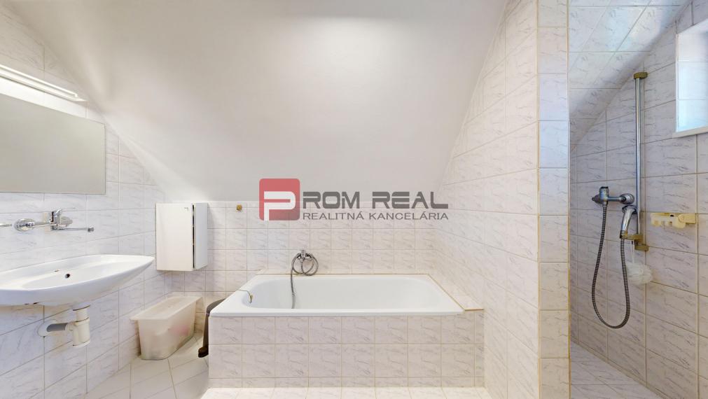 Na PREDAJ 5 izbový rodinný dom s bazénom Pezinok - Limbach