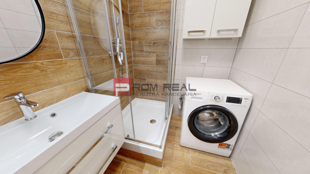 Kompletne zrekonštruovaný byt s balkónom