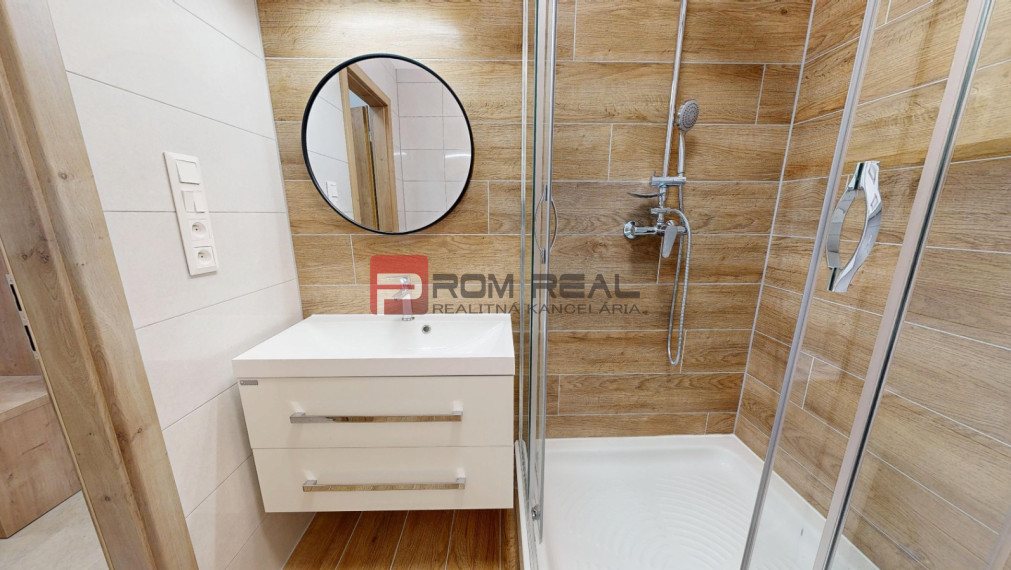 Kompletne zrekonštruovaný byt s balkónom