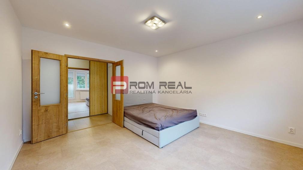 Kompletne zrekonštruovaný byt s balkónom