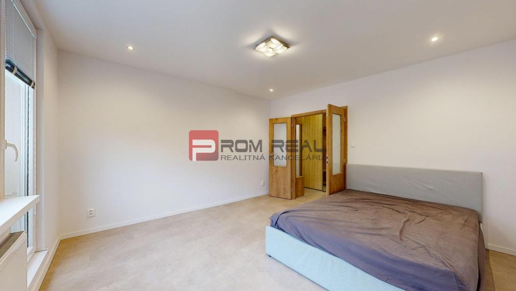 Kompletne zrekonštruovaný byt s balkónom