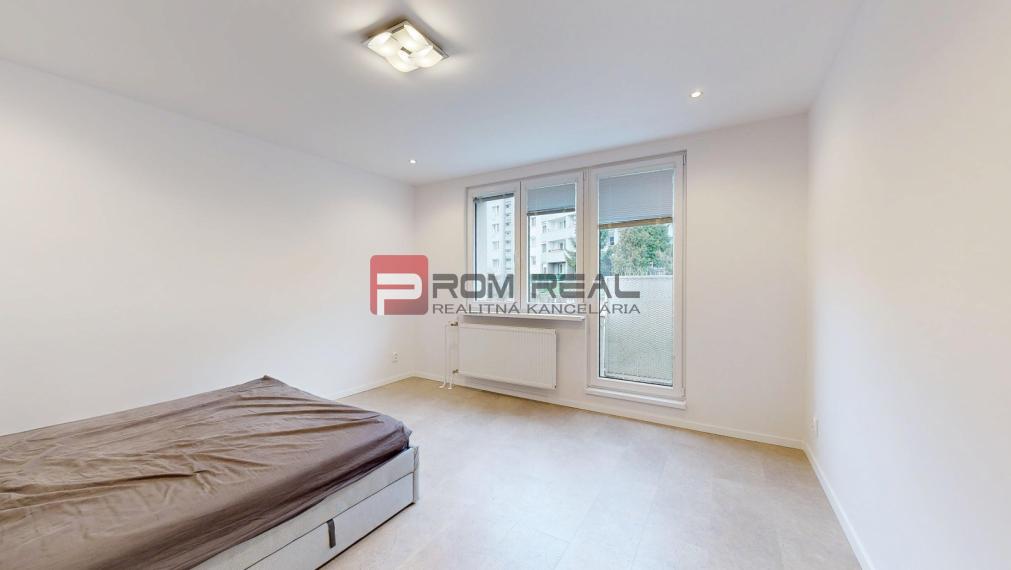 Kompletne zrekonštruovaný byt s balkónom