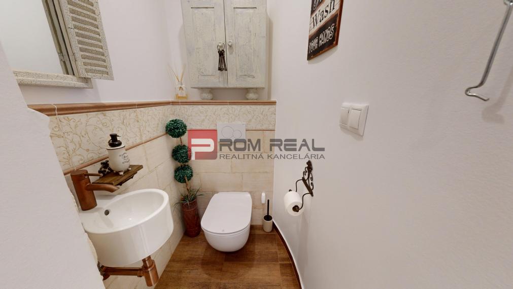 Exkluzívne na predaj krásny 3-izb.byt s dizajnovou záhradou a parkovaním vo Hviezdoslavove