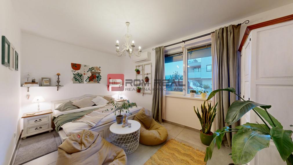 Exkluzívne na predaj krásny 3-izb.byt s dizajnovou záhradou a parkovaním vo Hviezdoslavove