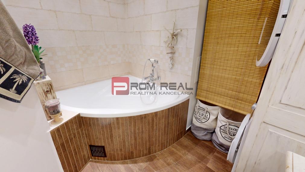 Exkluzívne na predaj krásny 3-izb.byt s dizajnovou záhradou a parkovaním vo Hviezdoslavove