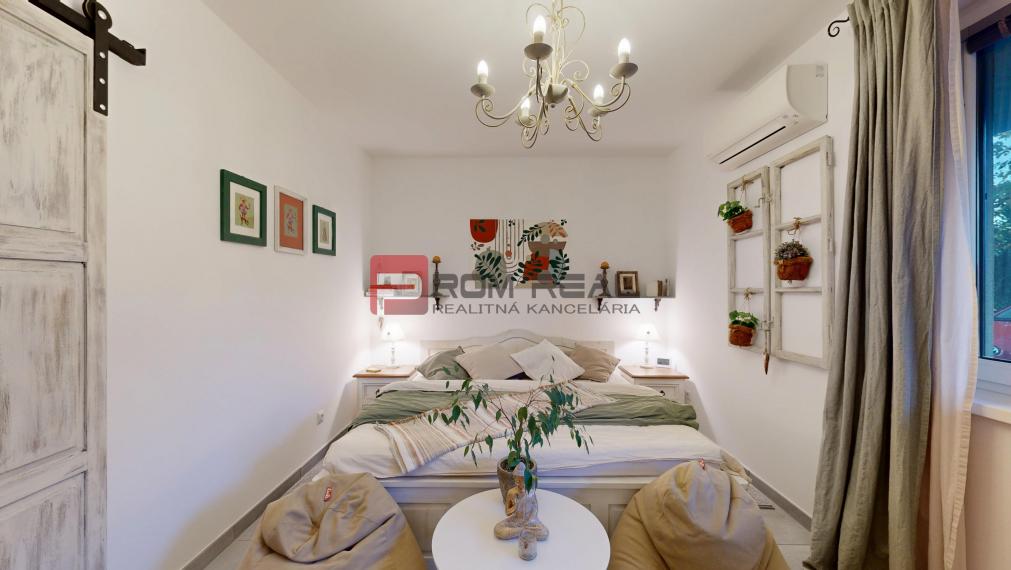 Exkluzívne na predaj krásny 3-izb.byt s dizajnovou záhradou a parkovaním vo Hviezdoslavove