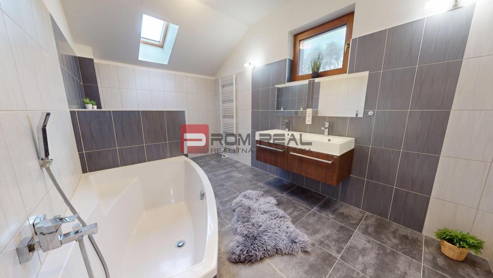 Na PREDAJ  5 izbový rodinný dom s nádherným výhľadom a garážou