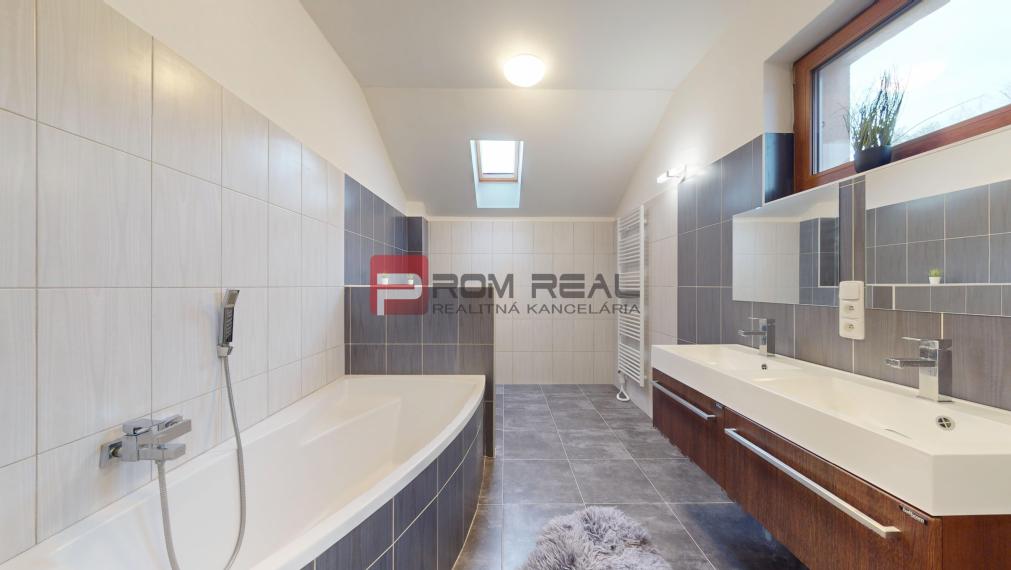 Na PREDAJ  5 izbový rodinný dom s nádherným výhľadom a garážou