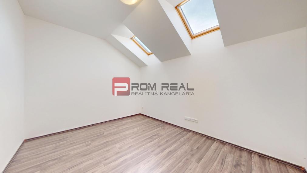 Na PREDAJ  5 izbový rodinný dom s nádherným výhľadom a garážou