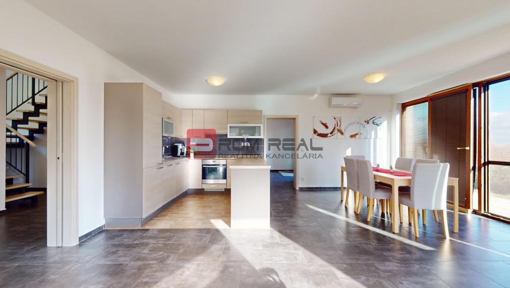 Na PREDAJ  5 izbový rodinný dom s nádherným výhľadom a garážou