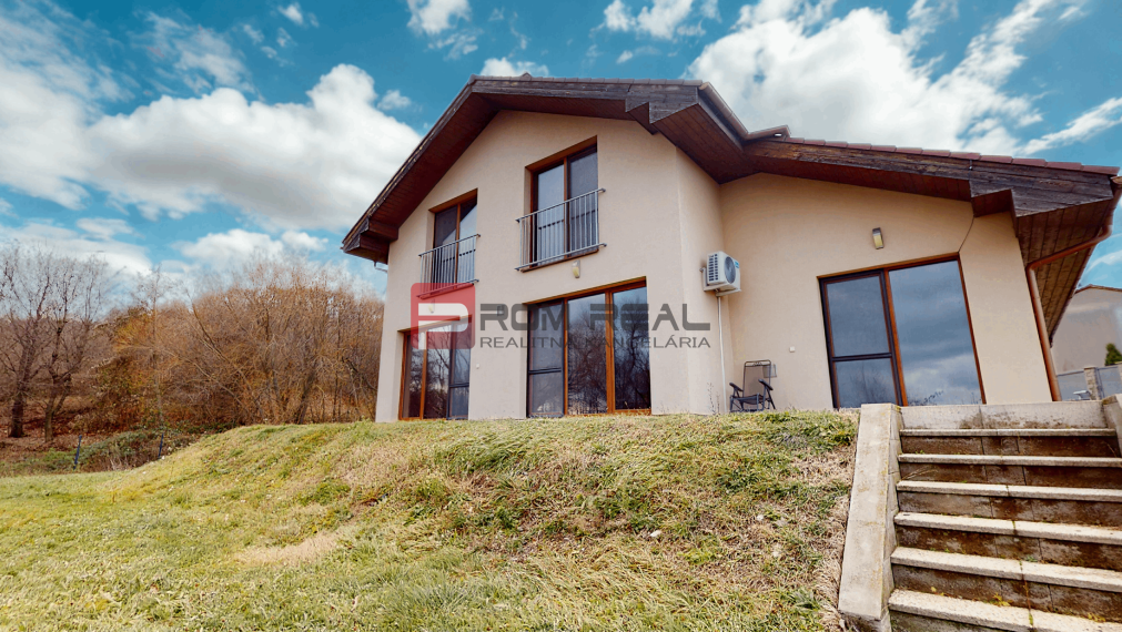 Na PREDAJ  5 izbový rodinný dom s nádherným výhľadom a garážou