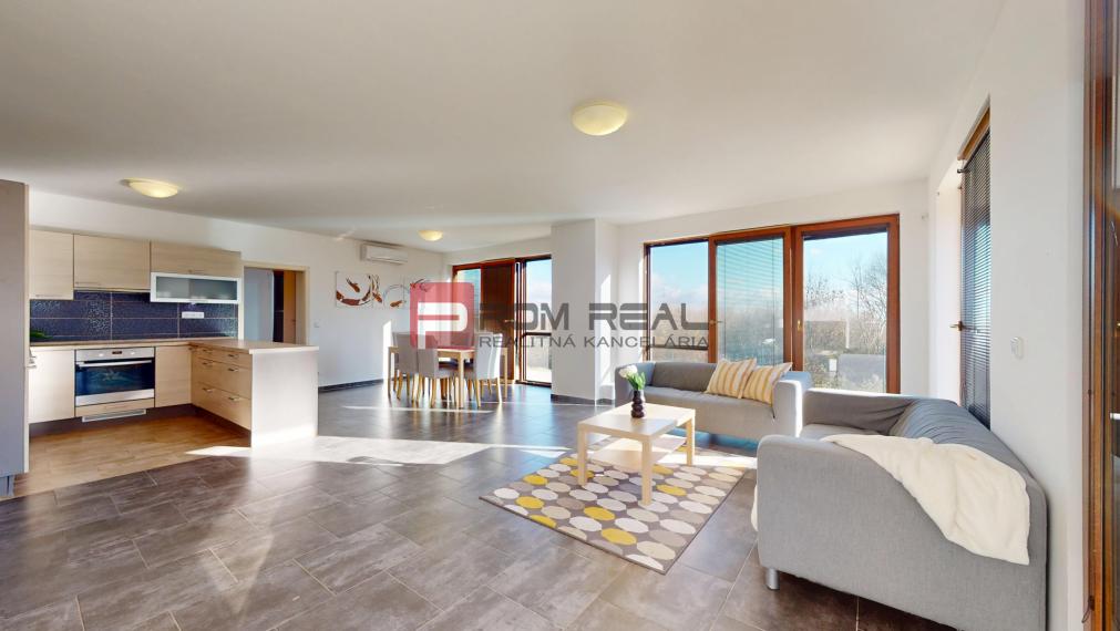 Na PREDAJ  5 izbový rodinný dom s nádherným výhľadom a garážou