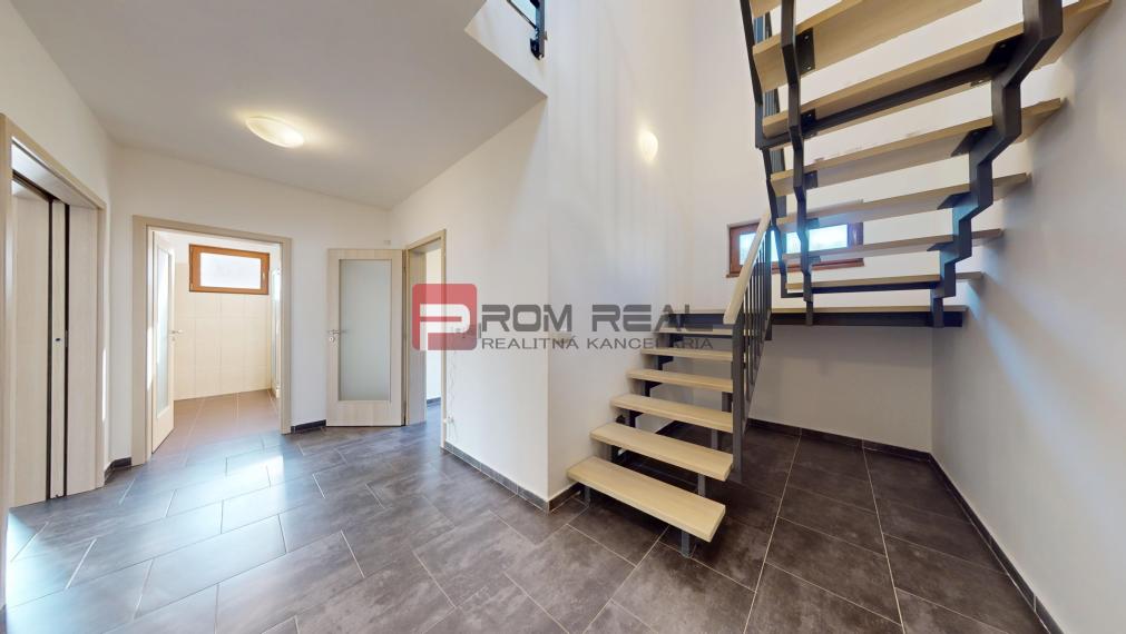 Na PREDAJ  5 izbový rodinný dom s nádherným výhľadom a garážou