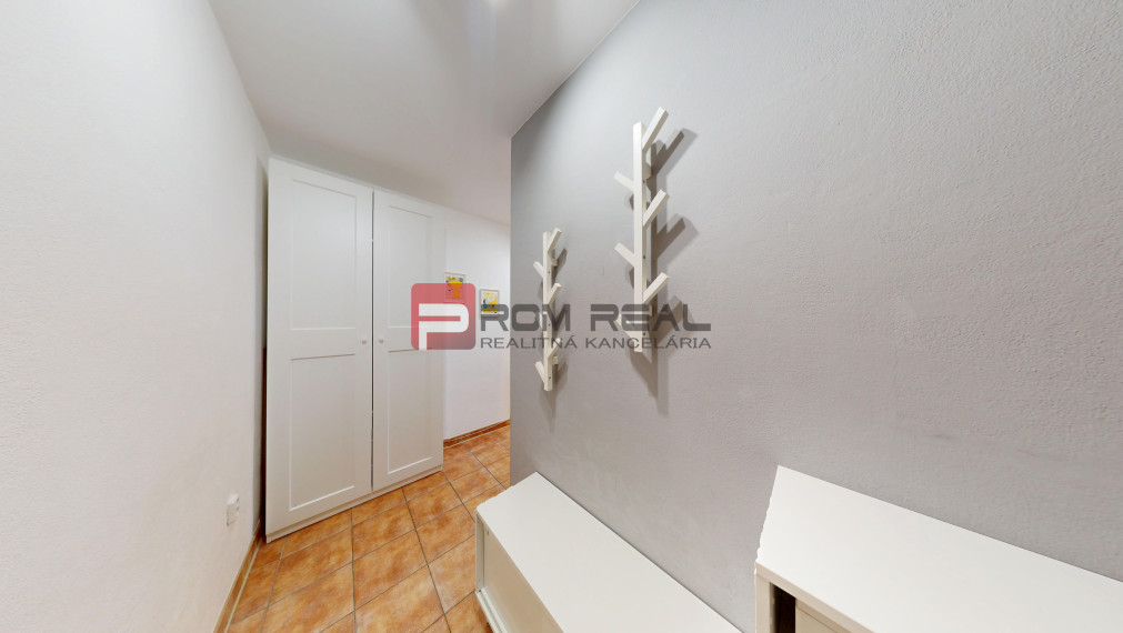 Na prenájom zariadený, svetlý 2 izbový byt s balkónom