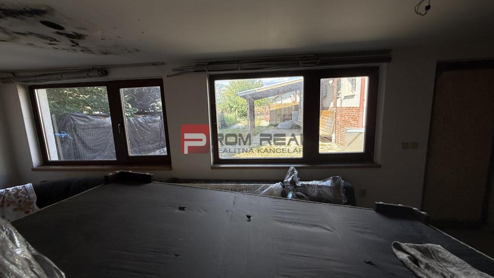 PRENÁJOM Priestranný sklad BÁHOŇ 1800 m2 + Zázemie 200 m2