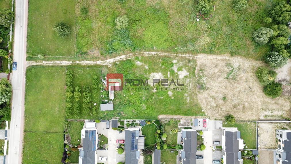 Rovinatý pozemok 800 m2 za dobrú cenu Marianka