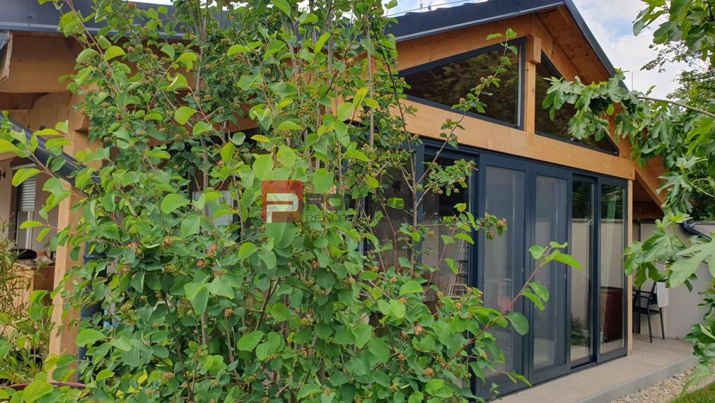 Pozemok 355 m2 so stavebným povolením malý bungalov Marianka