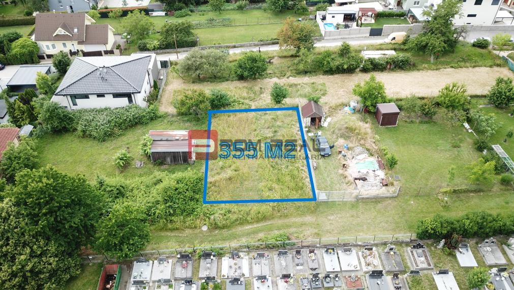 Pozemok 355 m2 so stavebným povolením malý bungalov Marianka