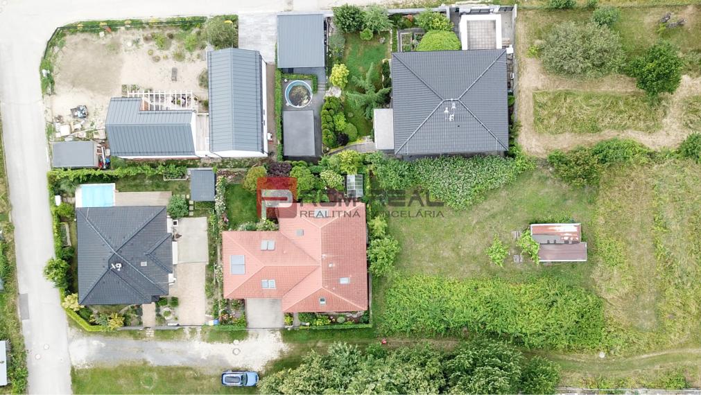 Rovinatý ideálny stavebný pozemok 848 m2 Marianka