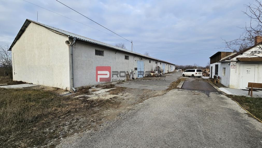 PRENÁJOM Veľký sklad s veľkorysým pozemkom v intraviláne