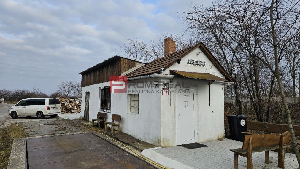 PRENÁJOM Veľký sklad s veľkorysým pozemkom v intraviláne