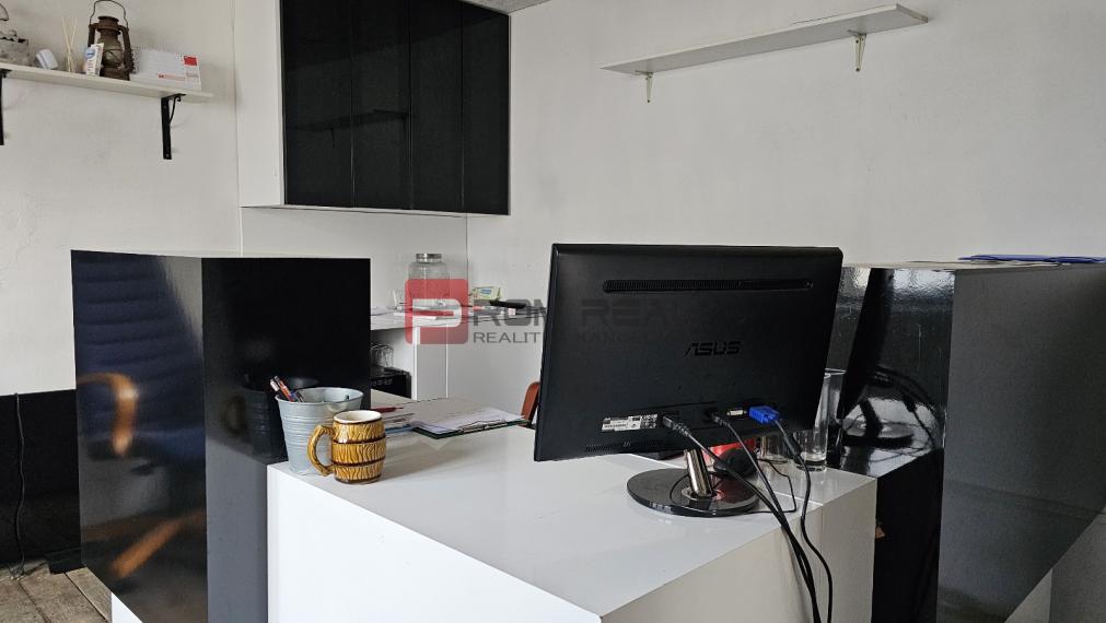 PRENÁJOM Veľký sklad s veľkorysým pozemkom v intraviláne