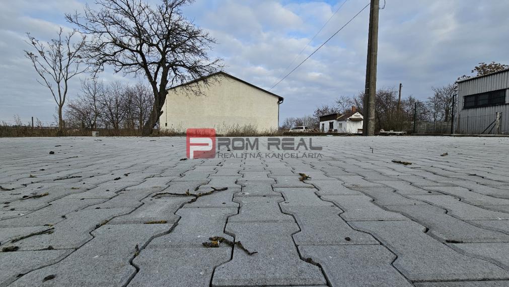 PRENÁJOM Veľký sklad s veľkorysým pozemkom v intraviláne