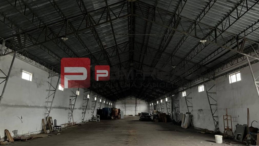 PRENÁJOM Veľký sklad s veľkorysým pozemkom v intraviláne