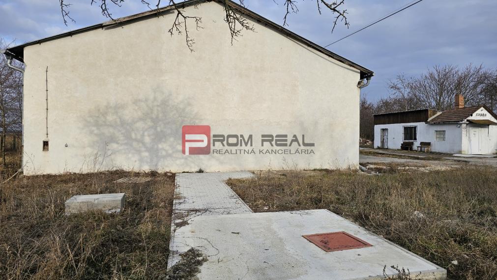 PRENÁJOM Veľký sklad s veľkorysým pozemkom v intraviláne
