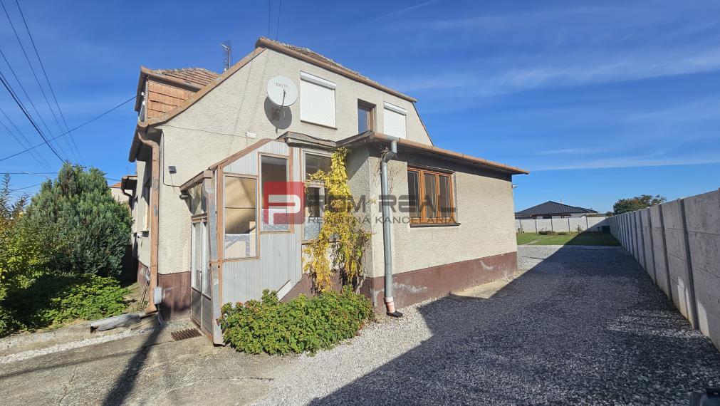 Pekný pozemok 833 m2 v Slovenskom Grobe so starším domom