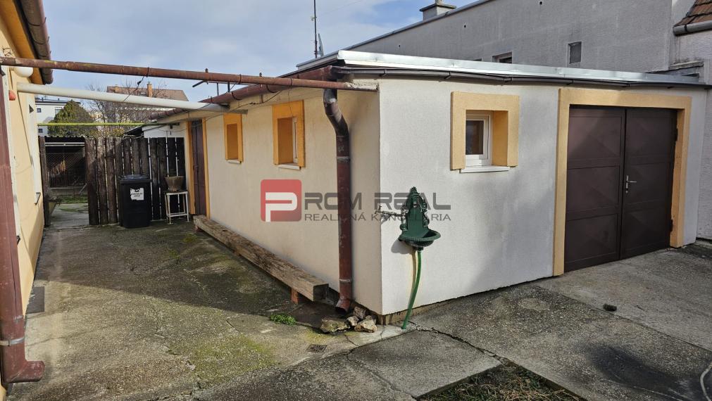 Pozemok 745 m2 Pezinok pri centre s rodinným domom