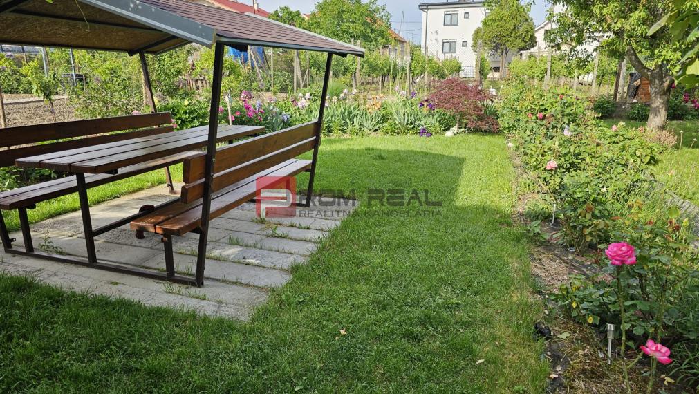 Pozemok 745 m2 Pezinok pri centre s rodinným domom